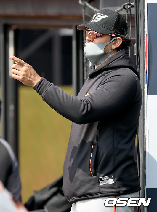 25일 오후 경기도 수원시 수원kt위즈파크에서 2021시즌 프로야구 kt 위즈와 한화 이글스의 시범경기가 진행됐다.1회말 한화 수베로 감독이 지시를 내리고 있다./ksl0919@osne.co.kr