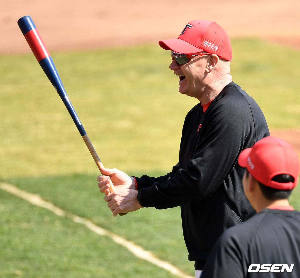 KIA 윌리엄스 감독이 선수들과 대화를 나누며 미소짓고 있다. / dreamer@osen.co.kr