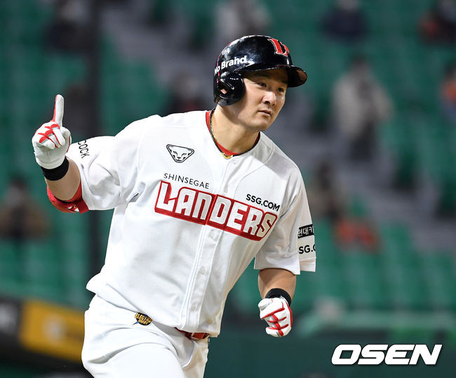 6일 인천 SSG 랜더스필드에서 ’2021 신한은행 SOL KBO 리그' SSG 랜더스와 한화 이글스의 경기가 열렸다.6회말 2사에서 SSG 최주환이 우월 솔로 홈런을 치고 그라운드를 달리고 있다. /sunday@osen.co.kr