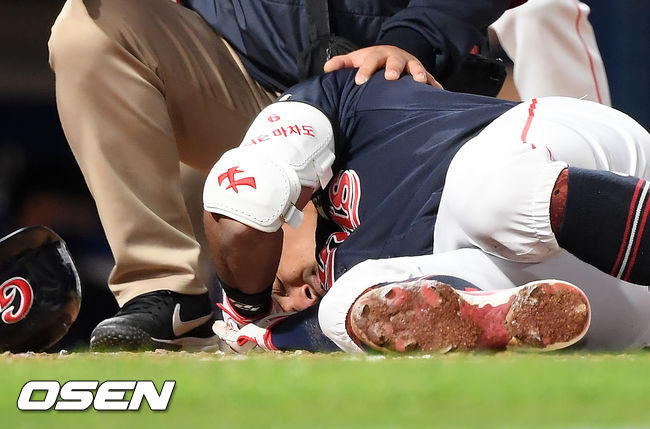 3회초 1사 롯데 마차도가 NC 선발 송명기가 던진 볼에 머리를 맞고 쓰러졌다./rumi@osen.co.kr