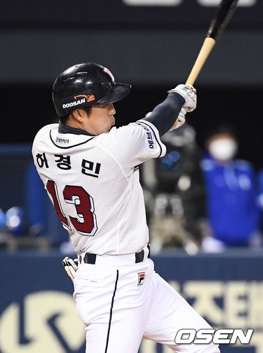 3회말 1사 두산 허경민이 안타를 날리고 있다.  / soul1014@osen.co.kr