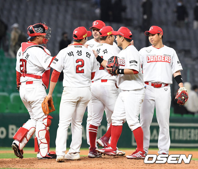 SSG는 6일 인천SSG랜더스필드에서 열린‘2021 신한은행 SOL KBO 리그’ 한화 이글스와 시즌 1차전에서 2-1 승리를 거뒀다. 지난 4일 롯데 자이언츠와 홈 개막전에서 5-3 승리를 거둔 SSG는 한화를 잡고 2연승을 달렸다. 선발 등판한 박종훈이 ‘한화 킬러’ 다운 면모를 보여줬고, ‘이적생’ 최주환이 2경기 연속 결승 홈런을 쳤다.경기 종료 후 SSG 선수들이 승리의 기쁨을 나누고 있다. /sunday@osen.co.kr