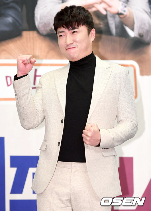 방송인 장동민이 포토타임을 갖고 있다. /OSEN DB.