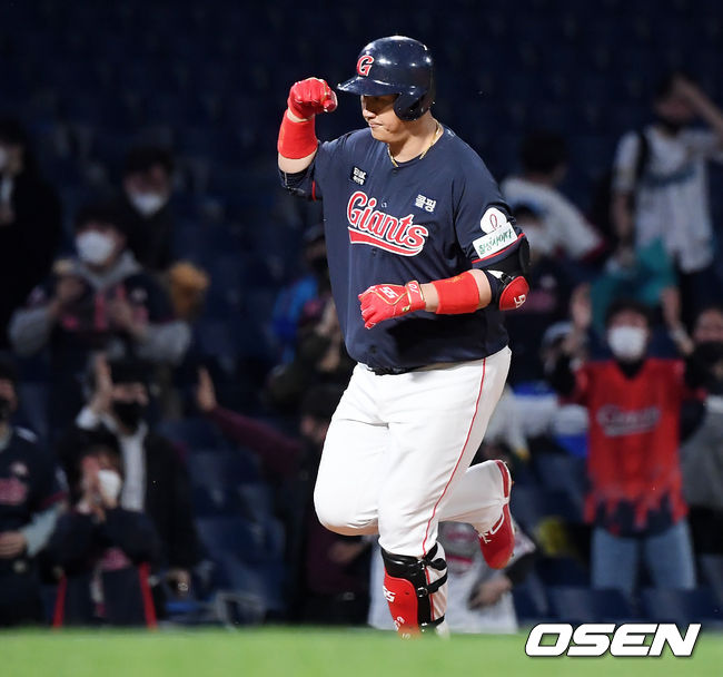3회초 2사 주자 만루 롯데 이대호가 좌월 만루 홈런을 날린 후 그라운드를 돌고 있다./rumi@osen.co.kr