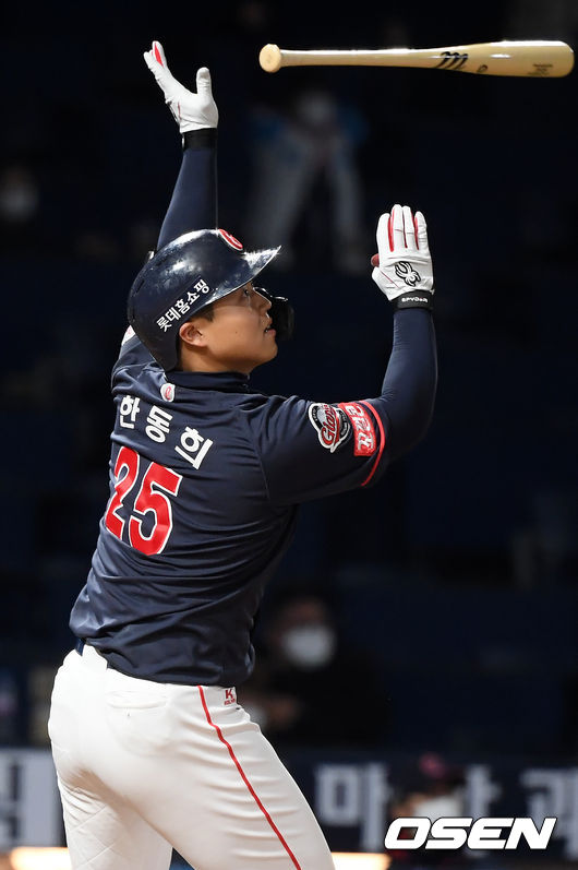 9회초 1사 주자 2,3루 롯데 한동희가 중월 스리런 홈런을 날리고 있다./rumi@osen.co.kr