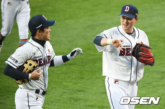 1회초 2사 1,3루 삼성 김헌곤의 안타성 타구를 호수비 펼치며 잡아낸 허경민이 양석환 1루수와 하이파이브를 하며 더그아웃으로 들어가고 있다. / soul1014@osen.co.kr