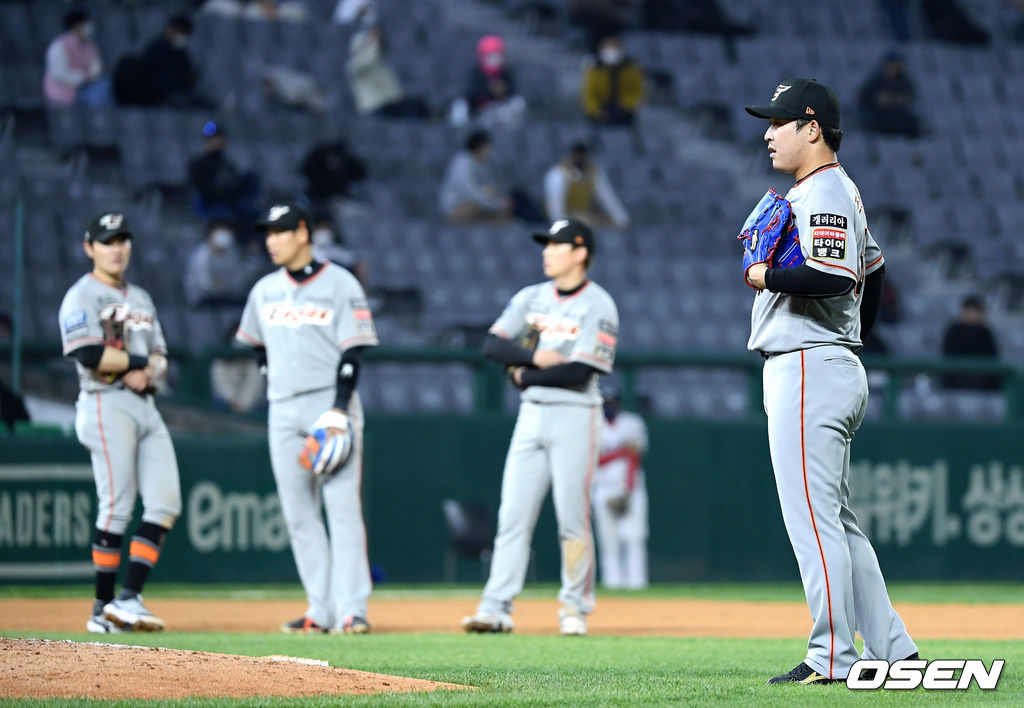 6일 인천 SSG 랜더스필드에서 열린 ’2021 신한은행 SOL KBO 리그' SSG 랜더스와 한화 이글스의 경기에서 8회말 2사 1루 마운드에 오른 한화 주현상이 심판진과 수베로 감독의 논쟁에 경기가 중단되자 기다리고 있다. /sunday@osen.co.kr
