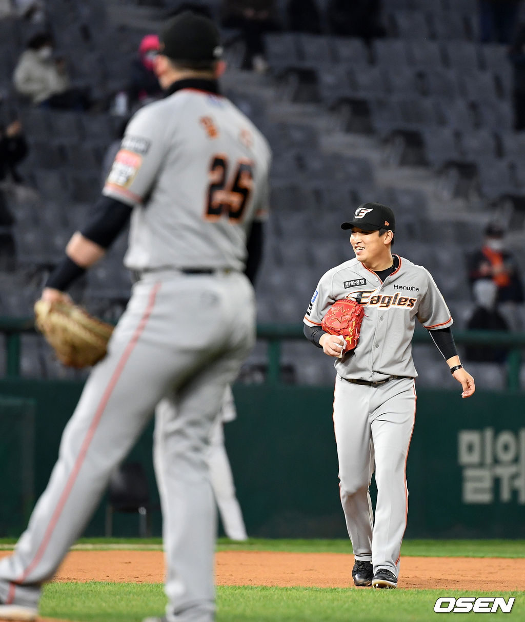 6일 인천 SSG 랜더스필드에서 열린 ’2021 신한은행 SOL KBO 리그' SSG 랜더스와 한화 이글스의 경기에서 8회말 2사 1루 한화 강재민이 급하게 마운드로 올라가고 있다. /sunday@osen.co.kr