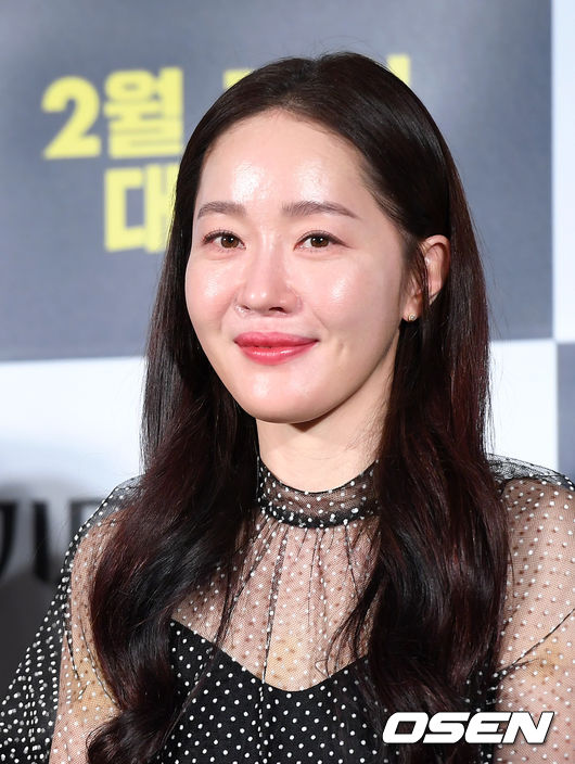 배우 엄지원이 미소를 짓고 있다./sunday@osen.co.kr