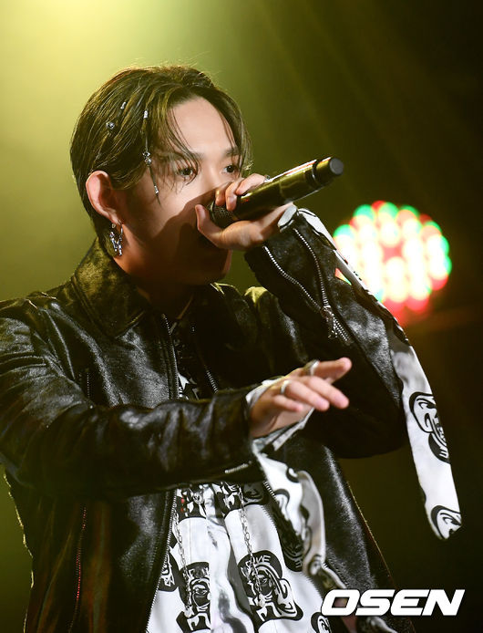 7일 오후 서울 마포구 롤링홀에서 지플랫(Z.flat 최환희)의 첫 번째 싱글 'Day and Night' 발매 기념 미디어 쇼케이스 행사가 열렸다. 가수 지플랫이 무대를 선보이고 있다. /cej@osen.co.kr