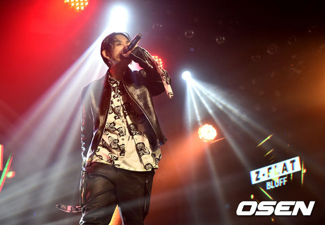 7일 오후 서울 마포구 롤링홀에서 지플랫(Z.flat 최환희)의 첫 번째 싱글 'Day and Night' 발매 기념 미디어 쇼케이스 행사가 열렸다. 가수 지플랫이 무대를 선보이고 있다. /cej@osen.co.kr
