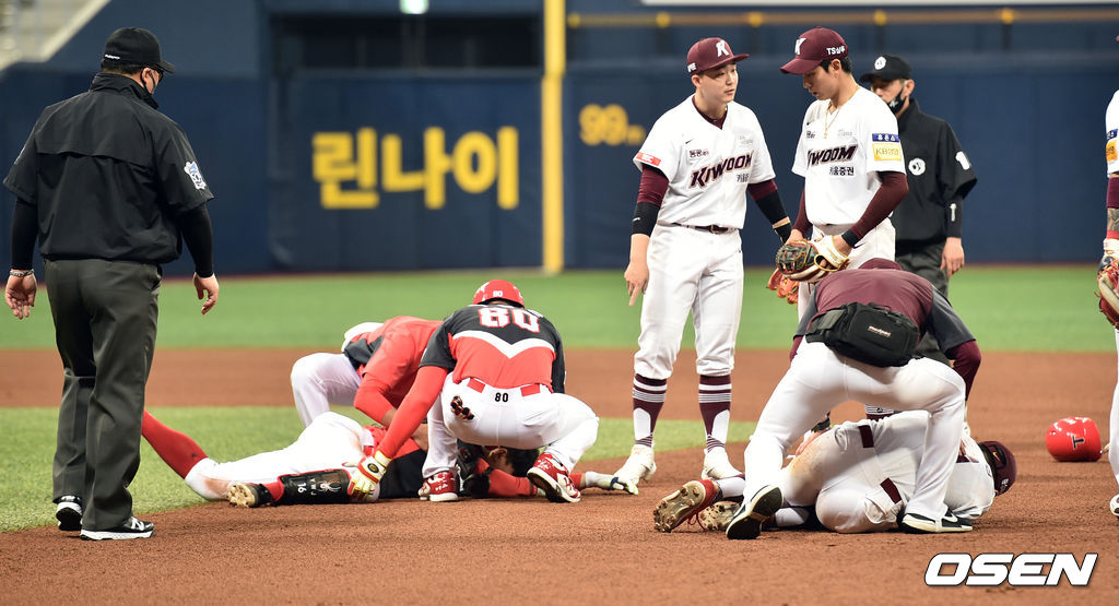 9회초 2사 2루 KIA 최원준이 동점 1타점 적시타를 날린 뒤 키움 2루수 서건창과 부딪힌 뒤 쓰러져 있다./cej@osen.co.kr