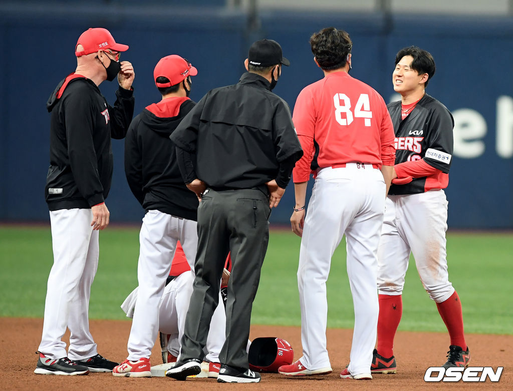 9회초 2사 2루 KIA 최원준이 동점 1타점 적시타를 날린 뒤 진루하는 과정에서 키움 2루수 서건창과 부딪히며 쓰러졌다. 최원준을 KIA 윌리엄스 감독과 코칭 스태프가 지켜보고 있다./cej@osen.co.kr