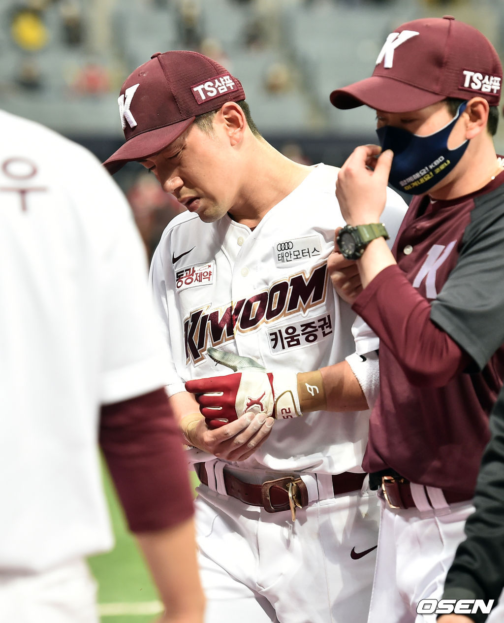 9회초 2사 2루 키움 2루수 서건창이 KIA 최원준과 충돌한 뒤 교체되고 있다./cej@osen.co.kr