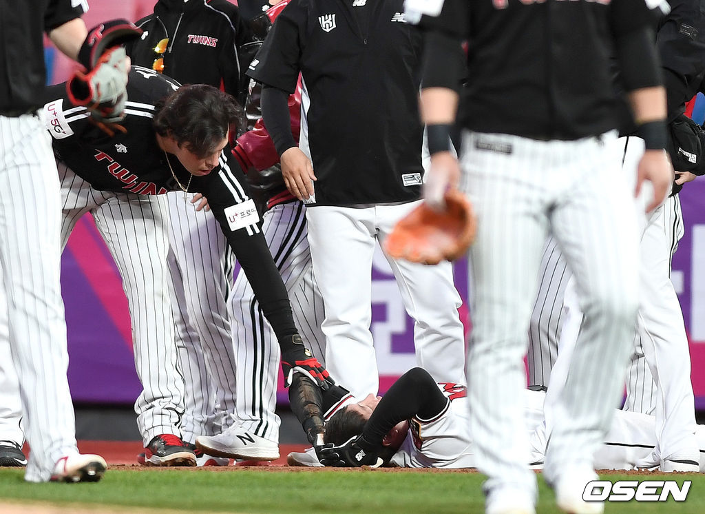 1회말 1사 만루 상황 KT 유한준이 병살타를 치고 1루로 뛰다 포구를 하며 베이스를 밟은 LG 1루수 라모스와 충돌해 넘어졌다. 고통스러워하는 유한준을 걱정하는 라모스. / dreamer@osen.co.kr