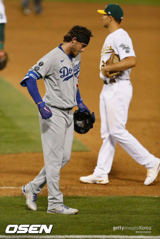 [사진] 지난 6일 오클랜드와의 경기에서 왼쪽 종아리를 다쳐 쩔뚝거리고 있는 LA 다저스의 코디 벨린저.ⓒGettyimages(무단전재 및 재배포 금지)