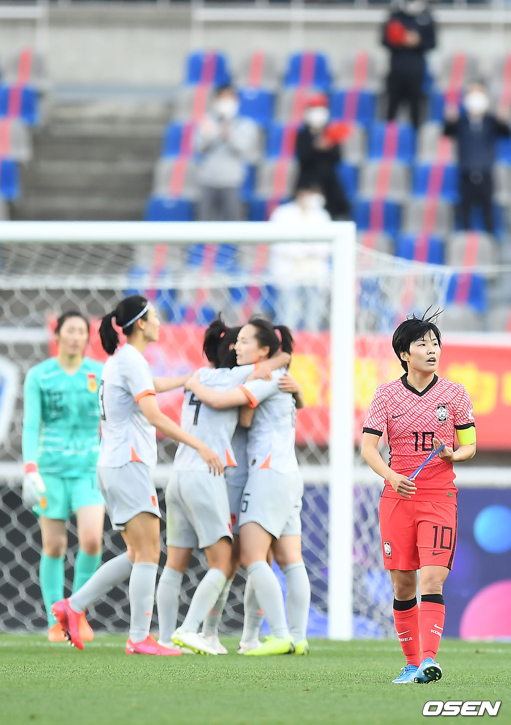 사상 첫 올림픽 본성행을 노리는 한국 여자축구대표팀이 중국에 아쉽게 패했다.콜린 벨 감독이 이끄는 한국 여자축구대표팀이 8일 오후 고양 종합운동장에서 중국 여자축구대표팀과 2020 도쿄올림픽 여자축구 아시아 최종예선 플레이오프(PO) 1차전에서 1-2로 패했다. 패배한 한국 지소연이 아쉬워하고 있다./youngrae@osen.co.kr