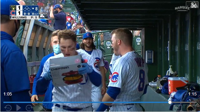 [사진] 8일(한국시간) 밀워키전에서 시즌 첫 안타를 홈런으로 장식한 시카고 컵스의 작 피더슨이 홈런을 친 뒤 덕아웃에서 이안 햅으로부터 와플 메이커를 선물로 받고 있는 모습. / MLB.tv 중계 화면 캡처