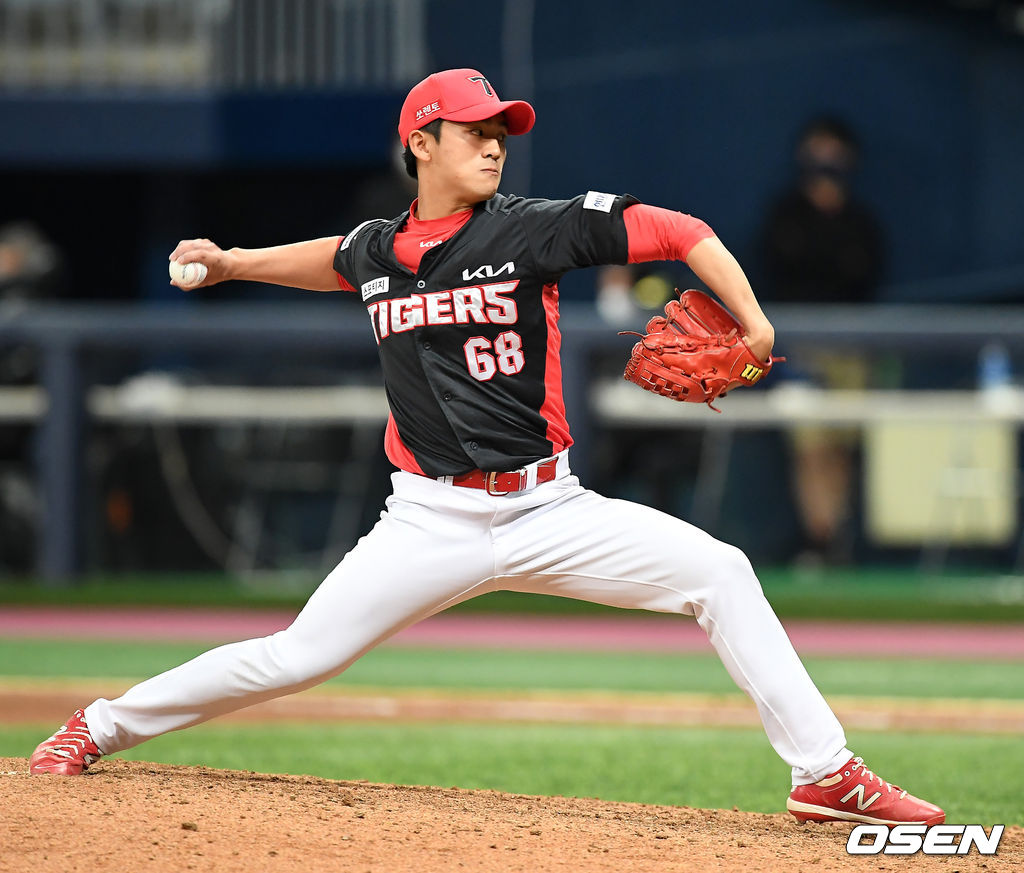 7일 오후 서울 고척스카이돔에서 ‘2021 신한은행 SOL KBO 리그’ 키움 히어로즈와 KIA 타이거즈의 경기가 열렸다.9회말 KIA 이승재가 역투하고 있다. /youngrae@osen.co.kr