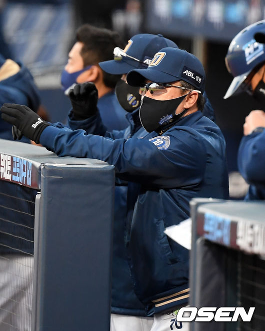 덕아웃에서 NC 이동욱 감독이 사인을 보내고 있다./rumi@osen.co.kr