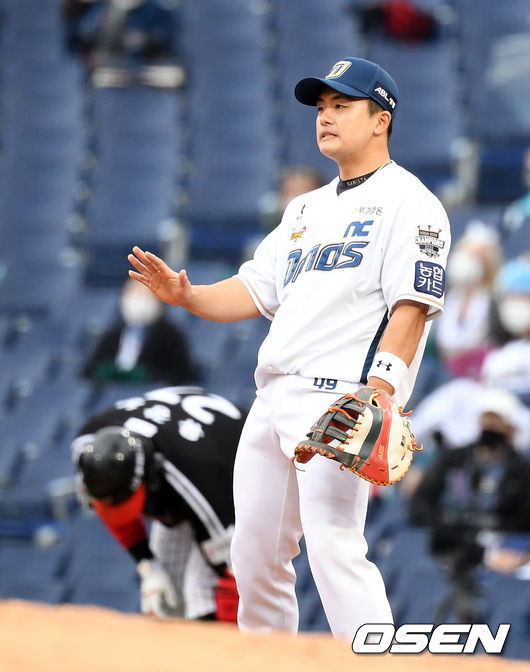 4회초 무사 1루에서 NC 강진성이 LG 유강남의 1루땅볼에 2루 악송구를 범하며 아쉬워하고 있다. /jpnews@osen.co.kr