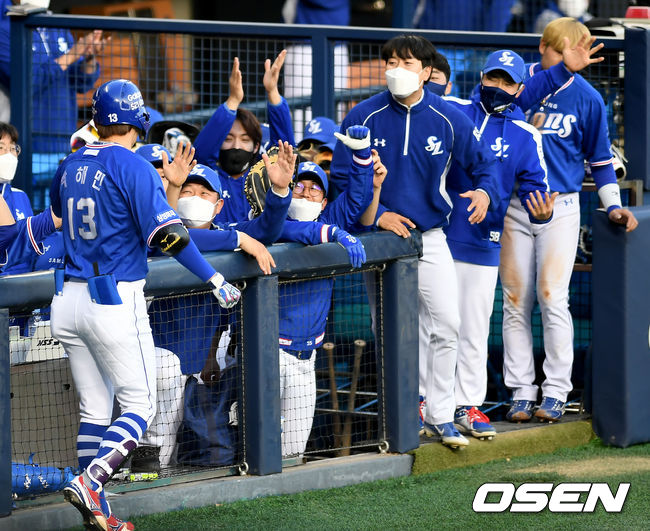 8일 오후 서울 잠실야구장에서 ‘2021 신한은행 SOL KBO 리그’ 두산 베어스와 삼성 라이온즈의 경기가 열렸다.1회말 2사 삼성 박해민이 선취 솔로 홈런을 날린 뒤 더그아웃에서 동료들의 축하를 받고 있다./ksl0919@osen.co.kr