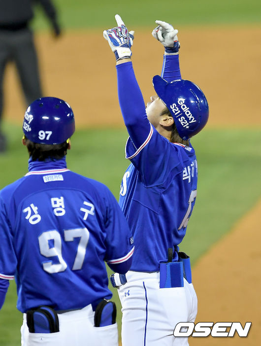 8일 오후 서울 잠실야구장에서 ‘2021 신한은행 SOL KBO 리그’ 두산 베어스와 삼성 라이온즈의 경기가 열렸다.3회초 무사 2루 삼성 박해민의 1타점 적시타를 날린 뒤 세레모니를 하고 있다./ksl0919@osen.co.kr