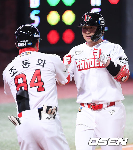 3회말 2사 SSG 최정이 추신수에 이어 연속타자 홈런을 날리고 조동화 코치와 하이파이브를 하고 있다.   / soul1014@osen.co.kr