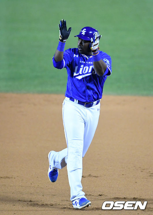 7일 서울 잠실야구장에서 ’2021 신한은행 SOL KBO 리그' 두산 베어스와 삼성 라이온즈의 경기가 열렸다.6회초 1사 1루에서 삼성 피렐라가 좌중간 안타를 치고 환호하고 있다. /sunday@osen.co.kr