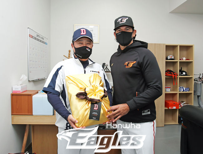 [사진] 수베로 한화 감독(오른쪽)이 김태형 두산 감독에게 인삼 세트를 선물했다. /한화 이글스 제공