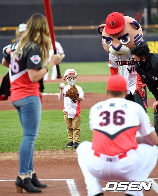 9일 광주-기아 챔피언스필드에서 ‘2021 신한은행 SOL KBO 리그’ KIA 타이거즈와 NC 다이노스의 경기가 열렸다. 브룩스의 아들 웨스턴이 시구를 아내인 휘트니가 시타를 브룩스가 시포를 하고 있다. /youngrae@osen.co.kr 
