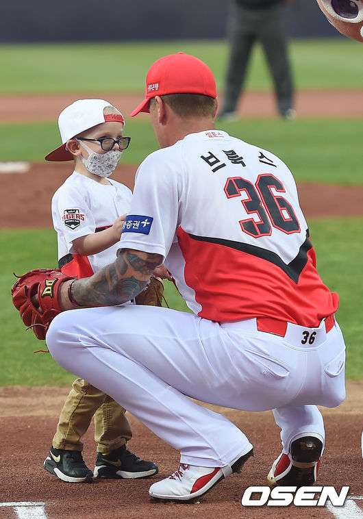 9일 광주-기아 챔피언스필드에서 ‘2021 신한은행 SOL KBO 리그’ KIA 타이거즈와 NC 다이노스의 경기가 열렸다. 시구와 시포를 마친 브룩스의 아들 웨스턴과 브룩스가 이야기를 나누고 있다. /youngrae@osen.co.kr