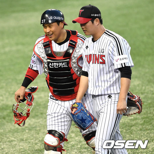 2회초 1tk 3루 위기를 무실점으로 막아낸 LG 선발 함덕주와 포수 유강남이 더그아웃으로 향하며 대화를 나누고 있다. / dreamer@osen.co.kr