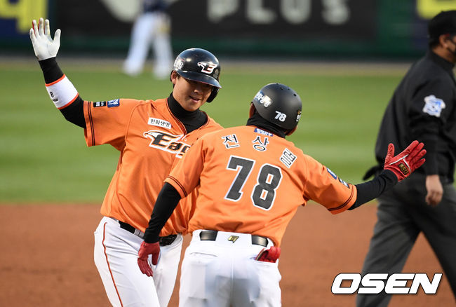 1회말 2사 1,3루에서 한화 노시환이 선제 스리런포를 날리고 전상렬 코치와 기뻐하고 있다.  /jpnews@osen.co.kr