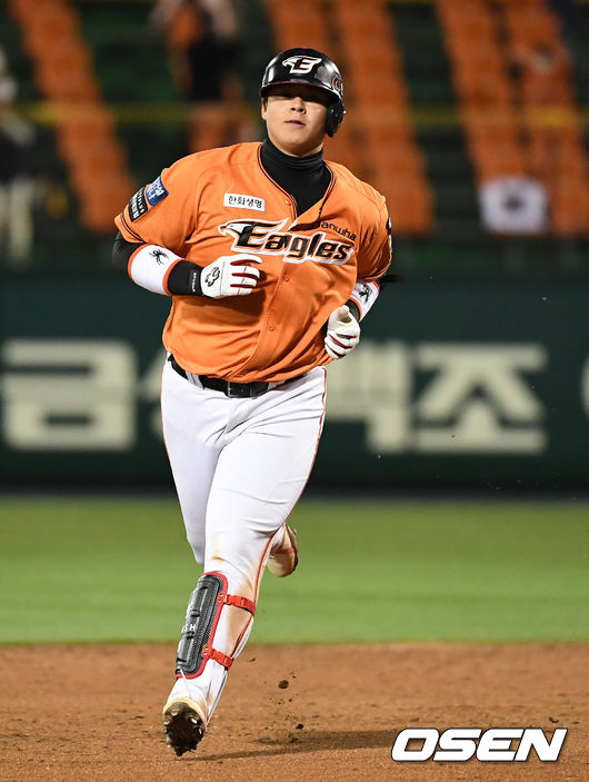 3회말 2사 1,2루에서 한화 노시환이 우월 스리런포를 날리고 그라운드를 돌고 있다.  /jpnews@osen.co.kr