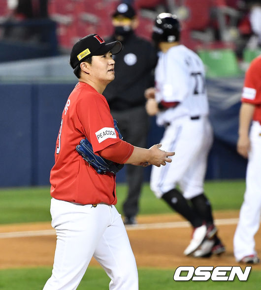 2회말 1사 만루 상황 SSG 선발 이건욱이 밀어내기 볼넷을 허용한 뒤 아쉬워하고 있다. / dreamer@osen.co.kr