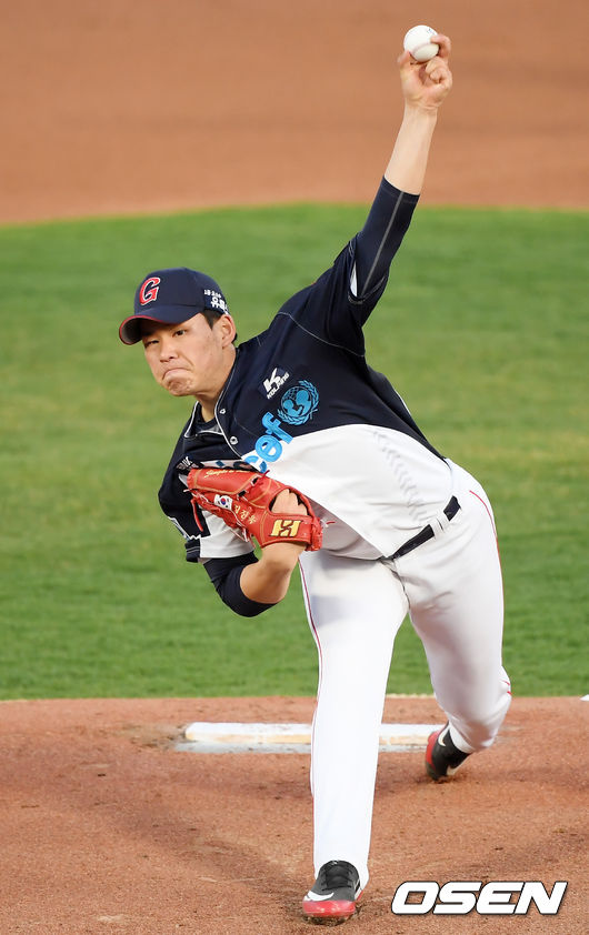 롯데 선발 김진욱이 마운드 위에서 힘차게 공을 뿌리고 있다./rumi@osen.co.kr