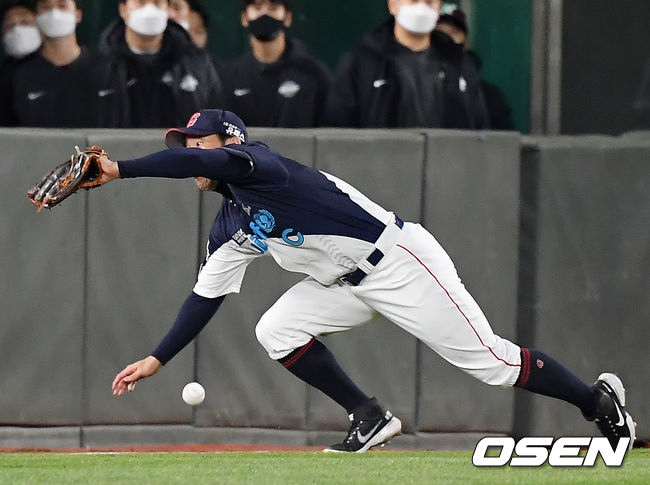 5회초 1사 주자 2루 키움 김혜성이 좌익수 왼쪽 1타점 적시타때 롯데 좌익수 전준우가 몸을 날렸지만 볼을 잡지 못하고 있다./rumi@osen.co.kr