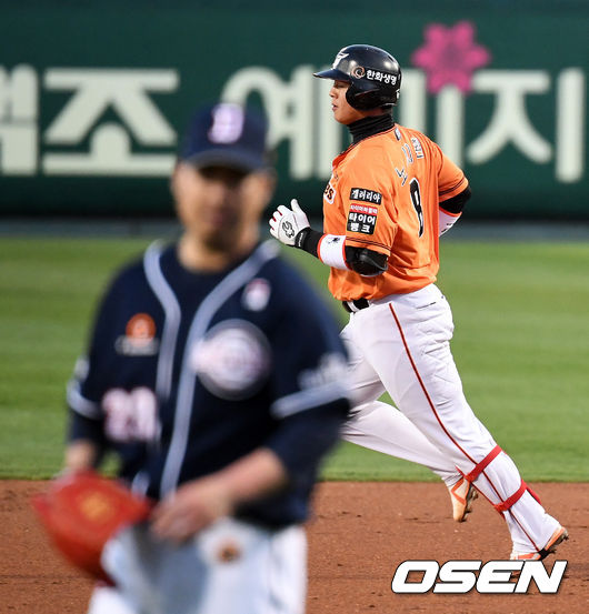 1회말 2사 1,3루에서 한화 노시환이 선제 스리런포를 날리고 그라운드를 돌고 있다.  /jpnews@osen.co.kr