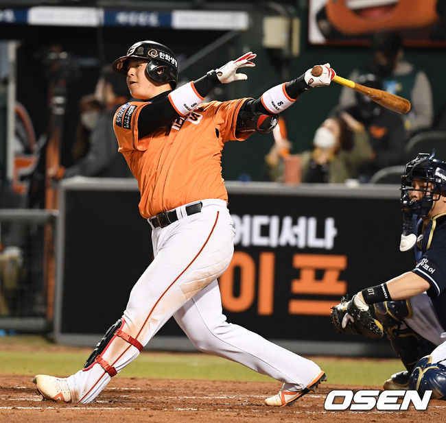 5회말 2사에서 한화 노시환이 2루타를 날리고 있다.  /jpnews@osen.co.kr