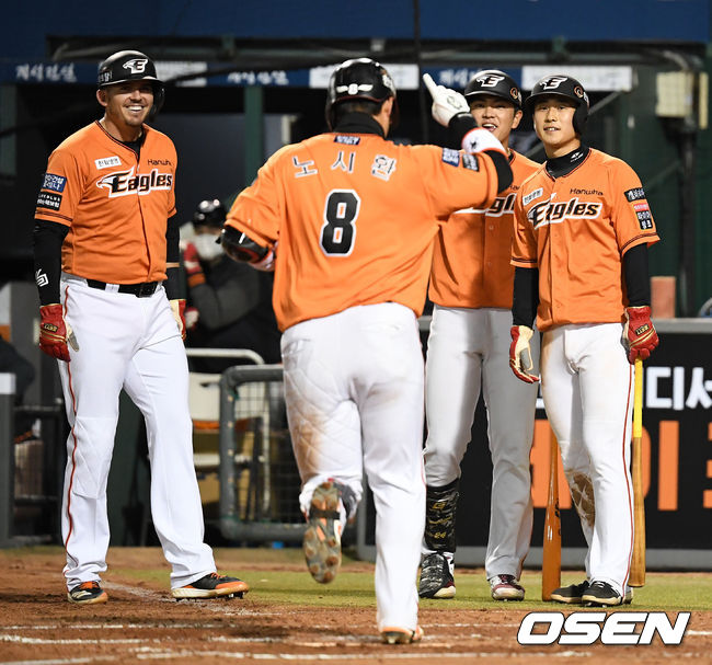 3회말 2사 1,2루에서 한화 노시환이 우월 스리런포를 날리고 홈을 밟고 있다.  /jpnews@osen.co.kr