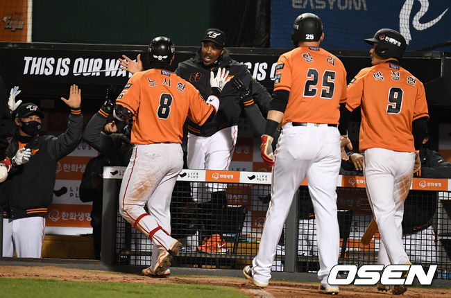 3회말 2사 1,2루에서 한화 노시환이 우월 스리런포를 날리고 워싱턴 코치와 하이파이브를 하고 있다.  /jpnews@osen.co.kr