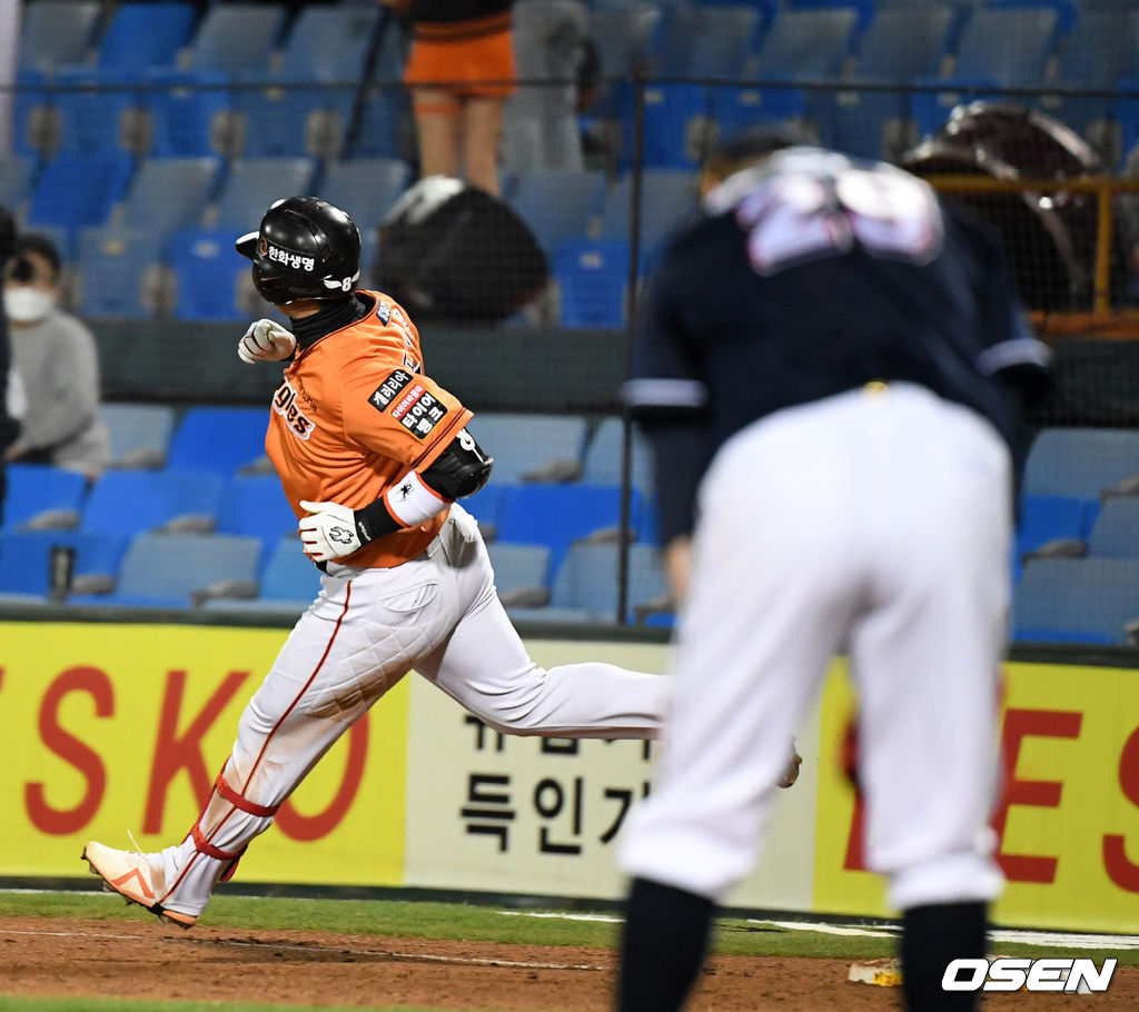 3회말 2사 1,2루에서 한화 노시환이 두산 유희관을 상대로 우월 스리런포를 날리고 그라운드를 돌고 있다.  /jpnews@osen.co.kr