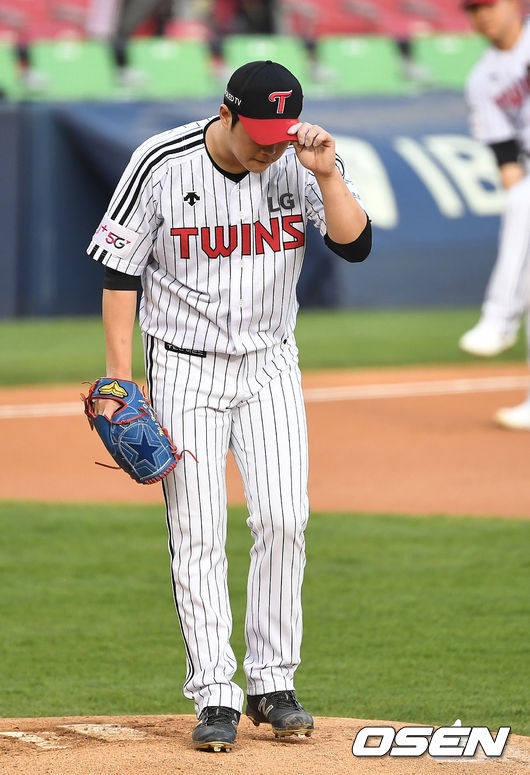 1회초 2사 주자없는 상황 LG 선발 함덕주가 SSG 추신수에게 몸 맞는 공을 던진 뒤 사과하고 있다. / dreamer@osen.co.kr