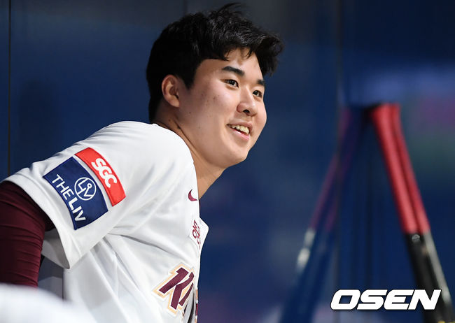 연장 11회초 2사 1,2루에 등판한 키움 장재영이 실점 없이 이닝을 마친 뒤 더그아웃에서 미소를 짓고 있다. /cej@osen.co.kr