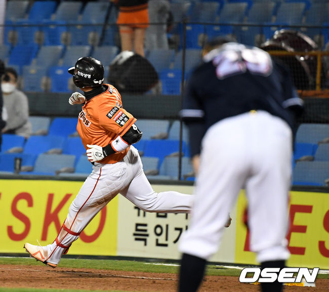 3회말 2사 1,2루에서 한화 노시환이 두산 유희관을 상대로 우월 스리런포를 날리고 그라운드를 돌고 있다.  /jpnews@osen.co.kr