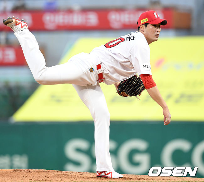 6일 인천 SSG 랜더스필드에서 ’2021 신한은행 SOL KBO 리그' SSG 랜더스와 한화 이글스의 경기가 열렸다.1회초 무사에서 SSG 선발투수 박종훈이 역투하고 있다. /sunday@osen.co.kr