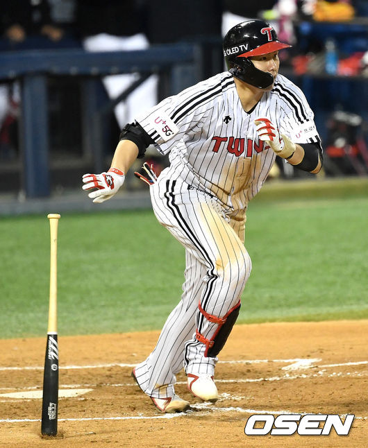 2회말 1사 만루 상황 LG 홍창기가 달아나는 2타점 적시타를 날리고있다. / dreamer@osen.co.kr