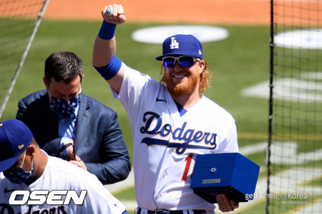 [사진] LA 다저스의 저스틴 터너가 10일(한국시간) 다저스타디움에서 벌어진 홈 개막전에 앞서 2020월드시리즈 챔피언 반지를 낀 뒤 이를 들어 보이고 있다.ⓒGettyimages(무단전재 및 재배포 금지)