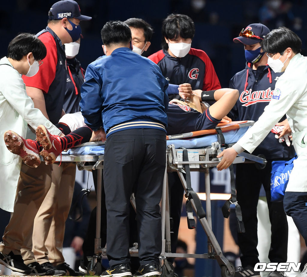 3회초 1사 롯데 마차도가 NC 선발 송명기가 던진 볼에 머리를 맞고 쓰러진 후 병원에 실려가고 있다./rumi@osen.co.kr